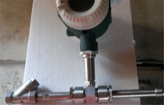 2 本のワイヤーが付いている 4 - 20 mA の脈拍のタイプ液体のタービン流れメートル/流量計